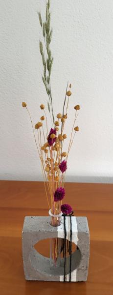 vase-quadrat-trockenblumen-weiss